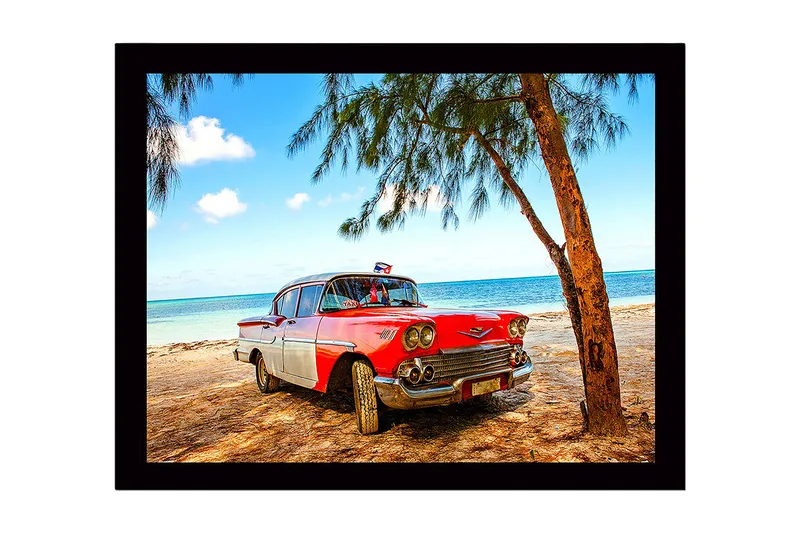 Inramad Canvastavla i trä - 41x56 cm - Vintage bil vid stranden med palmer i bakgrunden, Röd / Vit / Grå