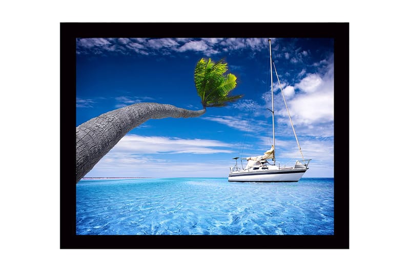 Inramad Canvastavla i trä - 41x56 cm - Palmträd som sträcker sig över en segelbåt i klart blått vatten - Blå / Grön / Vit - Inredning - Tavlor & konst