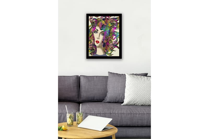 Inramad Canvastavla i trä - 41x56 cm - Porträtt av en kvinna med färgstarka, svallande hårstrån - Lila / Grön / Rosa - Inredning - Tavlor & konst
