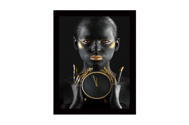 Inramad Canvastavla i trä - 41x56 cm - Porträtt av en kvinna med svart hud och guldiga detaljer som håller en klocka - Svart / Guld / Brun - Inredning - Tavlor & konst
