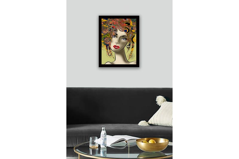 Inramad Canvastavla i trä - 41x56 cm - Porträtt av en kvinna med färgglad frisyr och starka drag - Röd / Gul / Grön - Inredning - Tavlor & konst