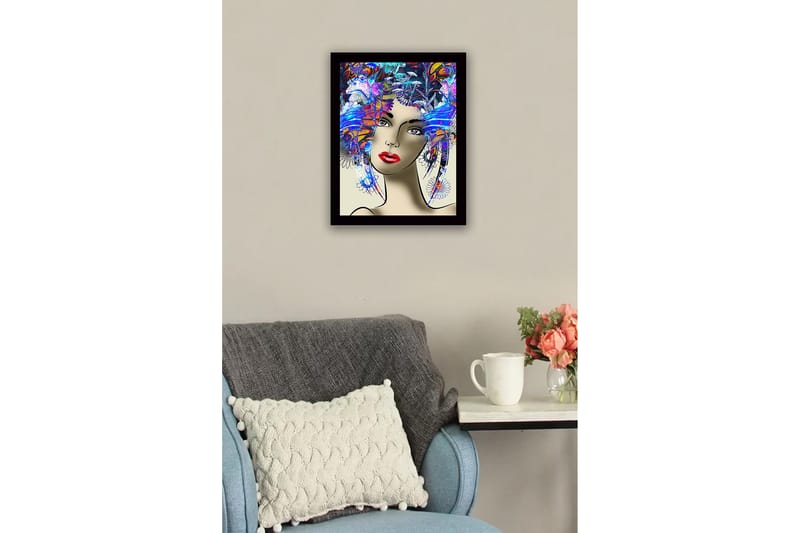 Inramad Canvastavla i trä - 41x56 cm - Porträtt av en kvinna med färgglad frisyr och starka drag - Blå / Röd / Lila - Inredning - Tavlor & konst