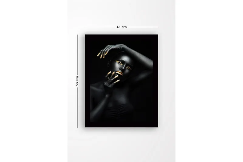 Inramad Canvastavla i trä - 41x56 cm - Porträtt av en kvinna med svart kroppsmålning och guldiga detaljer - Svart / Guld - Inredning - Tavlor & konst