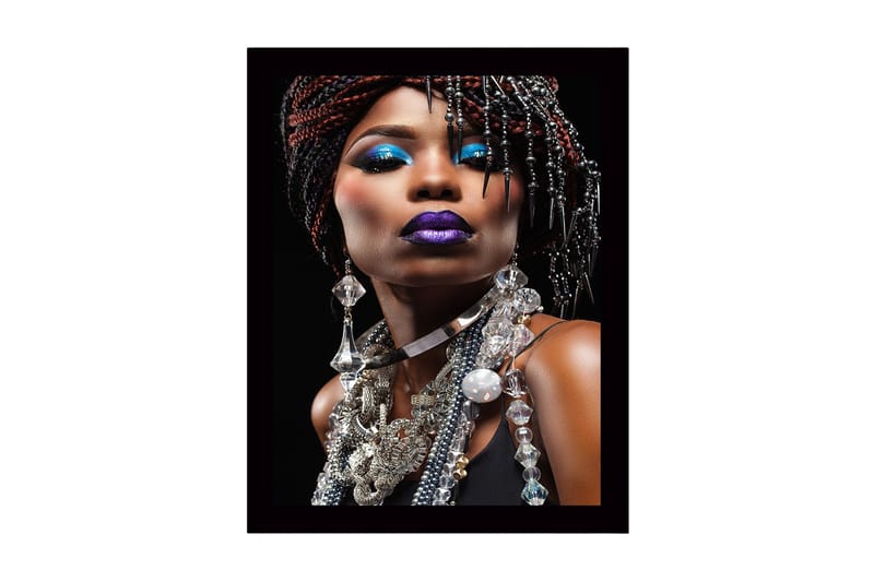 Inramad Canvastavla i trä - 41x56 cm - Porträtt av en kvinna med dramatisk makeup och smycken - Blå / Lila / Svart - Inredning - Tavlor & konst