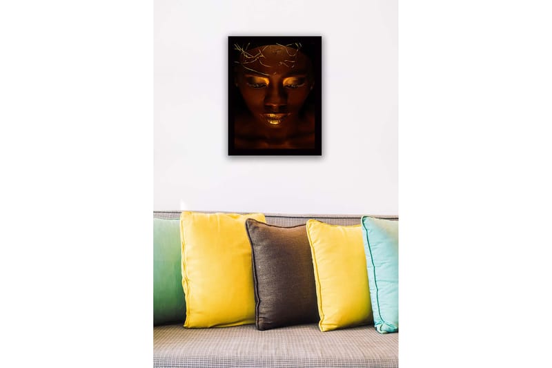 Inramad Canvastavla i trä - 41x56 cm - Porträtt av en kvinna med gyllene detaljer och en mystisk uttryck - Mörkbrun / Guld - Inredning - Tavlor & konst