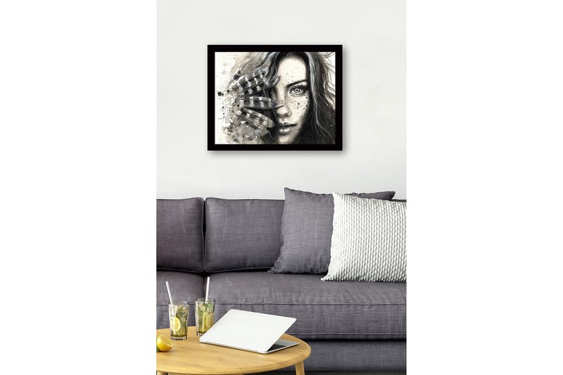 Inramad Canvastavla i trä - 41x56 cm - Porträtt av en kvinna med fjädrar och abstrakta inslag - Svart / Grå / Beige - Inredning - Tavlor & konst
