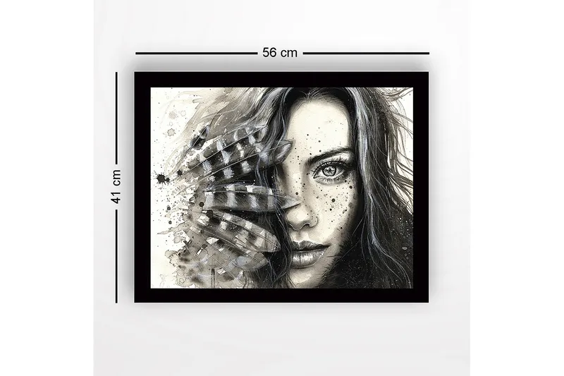 Inramad Canvastavla i trä - 41x56 cm - Porträtt av en kvinna med fjädrar och abstrakta inslag - Svart / Grå / Beige - Inredning - Tavlor & konst
