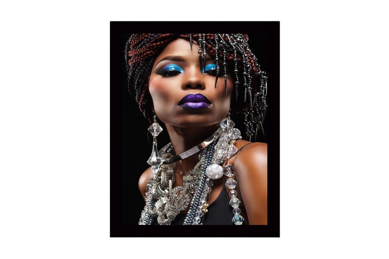 Inramad Canvastavla i trä - 41x56 cm - Porträtt av en kvinna med dramatisk makeup och smycken, Blå / Lila / Svart