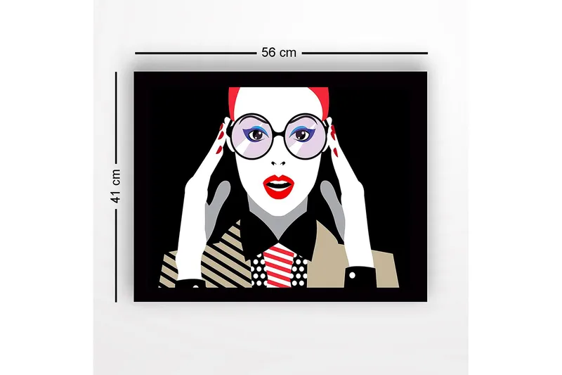 Inramad Canvastavla i trä - 41x56 cm - Porträtt av en kvinna med stora glasögon och röd läppstift - Röd / Svart / Vit - Inredning - Tavlor & konst