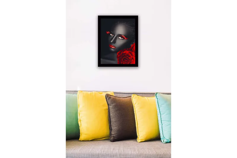Inramad Canvastavla i trä - 41x56 cm - Porträtt av kvinna med svart hud och röda detaljer - Röd / Svart - Inredning - Tavlor & konst