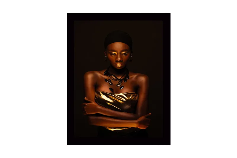 Inramad Canvastavla i trä - 41x56 cm - Porträtt av en kvinna med guldiga detaljer och en elegant pose - Guld / Mörkbrun / Svart - Inredning - Tavlor & konst