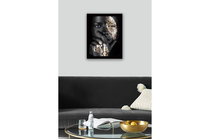 Inramad Canvastavla i trä - 41x56 cm - Porträtt av en person med guldiga detaljer på ansiktet och handen - Svart / Guld - Inredning - Tavlor & konst