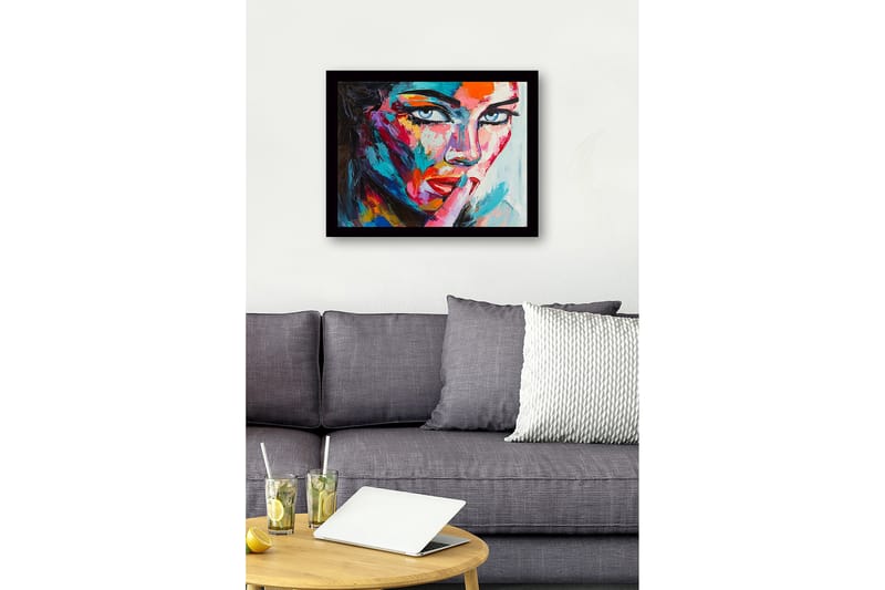 Inramad Canvastavla i trä - 41x56 cm - Porträtt av en kvinna med en mystisk gest - Blå / Röd / Rosa - Inredning - Tavlor & konst