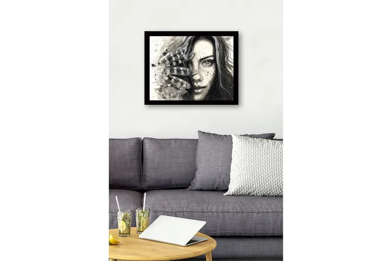 Inramad Canvastavla i trä - 41x56 cm - Porträtt av en kvinna med fjädrar och abstrakta inslag - Svart / Grå / Beige - Inredning - Tavlor & konst