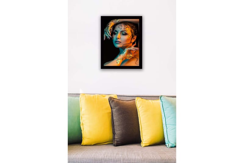Inramad Canvastavla i trä - 41x56 cm - Porträtt av en kvinna med guldiga detaljer och färgglad belysning - Guld / Turkos / Orange - Inredning - Tavlor & konst