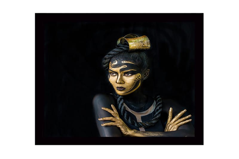 Inramad Canvastavla i trä - 41x56 cm - Porträtt av en kvinna med guldsmink och detaljerade mönster, Guld / Svart