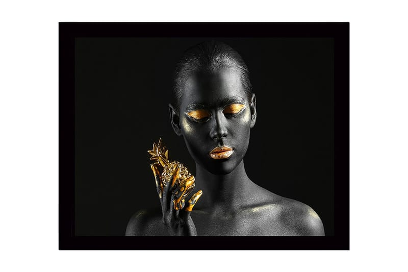 Inramad Canvastavla i trä - 41x56 cm - Porträtt av en kvinna med svart hud och guldiga detaljer som håller en ananas, Svart / Guld