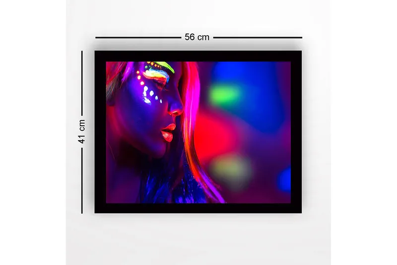 Inramad Canvastavla i trä - 41x56 cm - Porträtt av en kvinna med neonfärgad sminkning och ljusa färger - Lila / Rosa / Grön - Inredning - Tavlor & konst