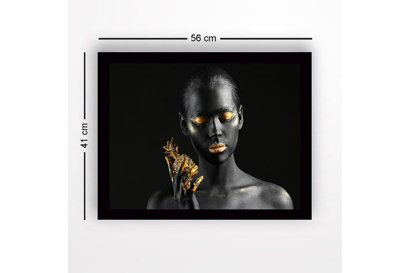 Inramad Canvastavla i trä - 41x56 cm - Porträtt av en kvinna med svart hud och guldiga detaljer som håller en ananas - Svart / Guld - Inredning - Tavlor & konst