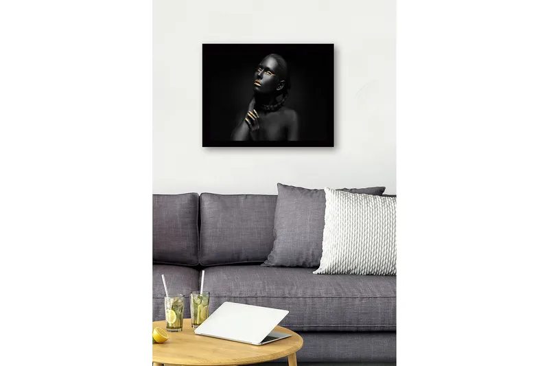 Inramad Canvastavla i trä - 41x56 cm - Porträtt av en kvinna med svart hud och guldiga detaljer - Svart / Guld - Inredning - Tavlor & konst