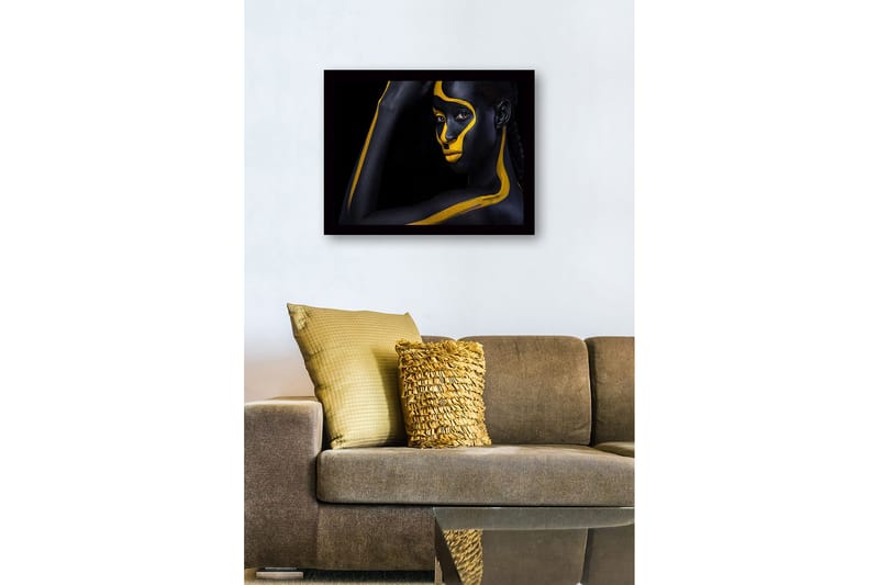 Inramad Canvastavla i trä - 41x56 cm - Porträtt av en person med svart och gul kroppsmålning - Svart / Gul - Inredning - Tavlor & konst