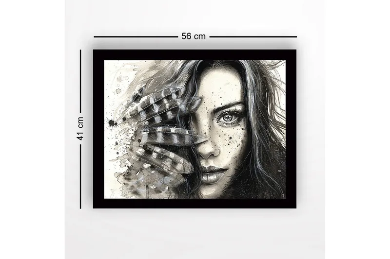 Inramad Canvastavla i trä - 41x56 cm - Porträtt av en kvinna med fjädrar och abstrakta inslag - Svart / Grå / Beige - Inredning - Tavlor & konst