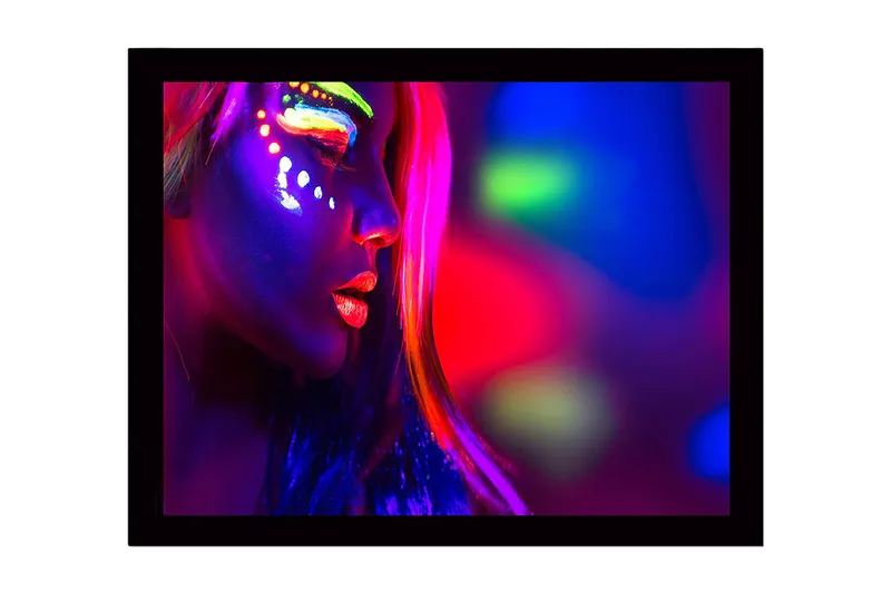 Inramad Canvastavla i trä - 41x56 cm - Porträtt av en kvinna med neonfärgad sminkning och ljusa färger - Lila / Rosa / Grön - Inredning - Tavlor & konst