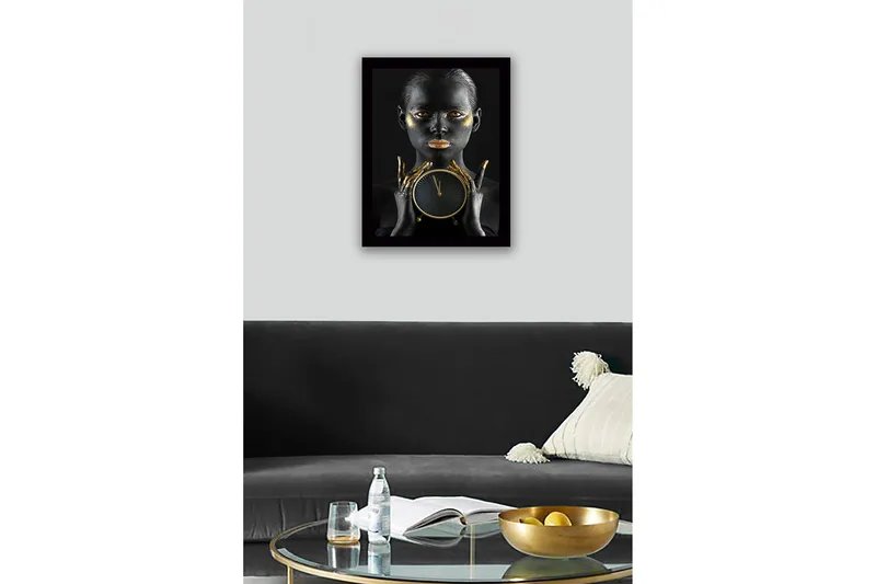 Inramad Canvastavla i trä - 41x56 cm - Porträtt av en kvinna med svart hud och guldiga detaljer som håller en klocka - Svart / Guld / Brun - Inredning - Tavlor & konst