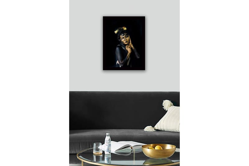 Inramad Canvastavla i trä - 41x56 cm - Porträtt av en kvinna med detaljerad ansiktsmålning och elegant frisyr - Svart / Guld / Beige - Inredning - Tavlor & konst