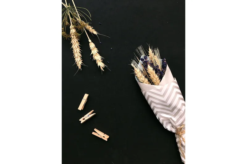 Poster Flowers on table 30x40 cm, Svart/Beige