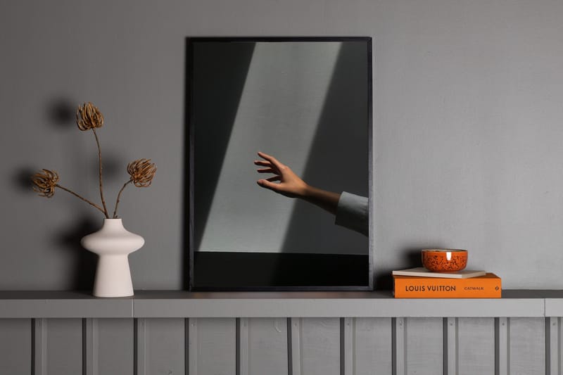 Poster Reaching Hand 70x100 cm - Grå - Inredning - Tavlor & konst - Posters & prints