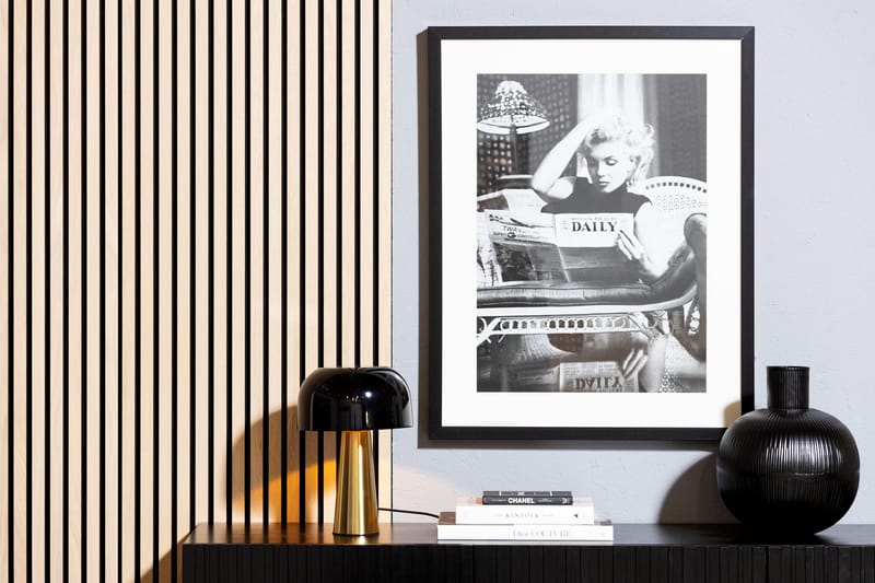 Villa Tavla Marilyn Dailey News - Svart/Vit/Glas/Trä - Inredning - Tavlor & konst - Posters & prints