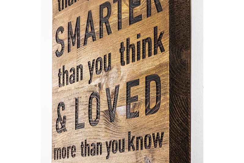 Braver Stronger Smarter Loved Väggdekor - Svart/Valnöt - Inredning - Väggdekor - Skylt - Plåtskyltar