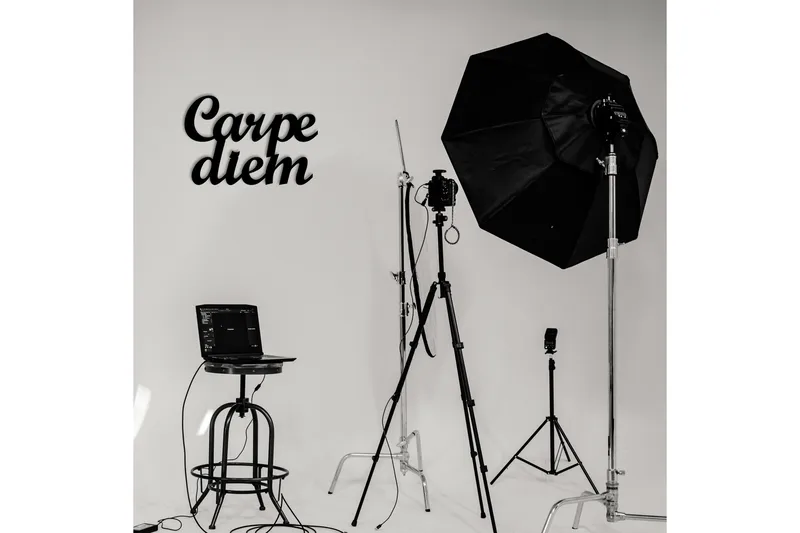 Carpediem 1 Väggdekor - Svart - Inredning - Väggdekor - Skylt - Plåtskyltar