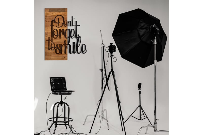 Don't Forget To Smile Väggdekor - Svart/Valnöt - Inredning - Väggdekor - Skylt - Plåtskyltar