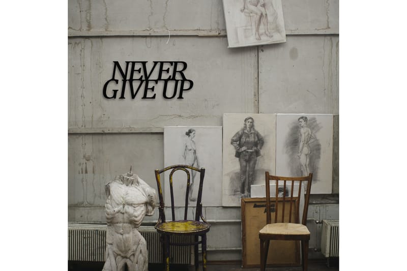 Never Give Up Väggdekor - Svart - Inredning - Väggdekor - Skylt - Plåtskyltar