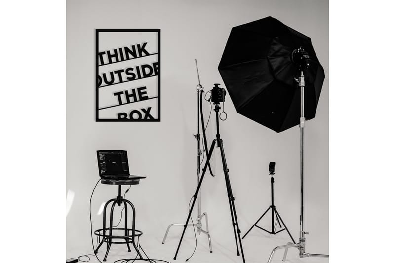 Think Outside The Box 50 cm Väggdekor - Svart - Inredning - Väggdekor - Skylt - Plåtskyltar