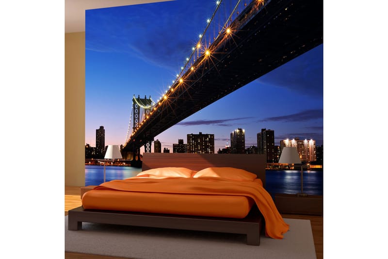 Fototapet Manhattan Bridge Upplyst På Natten 200x154 - Artgeist sp. z o. o. - Inredning - Väggdekor - Tapet & tapettillbehör - Fototapet