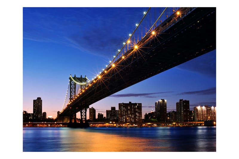 Fototapet Manhattan Bridge Upplyst På Natten 200x154 - Artgeist sp. z o. o. - Inredning - Väggdekor - Tapet & tapettillbehör - Fototapet