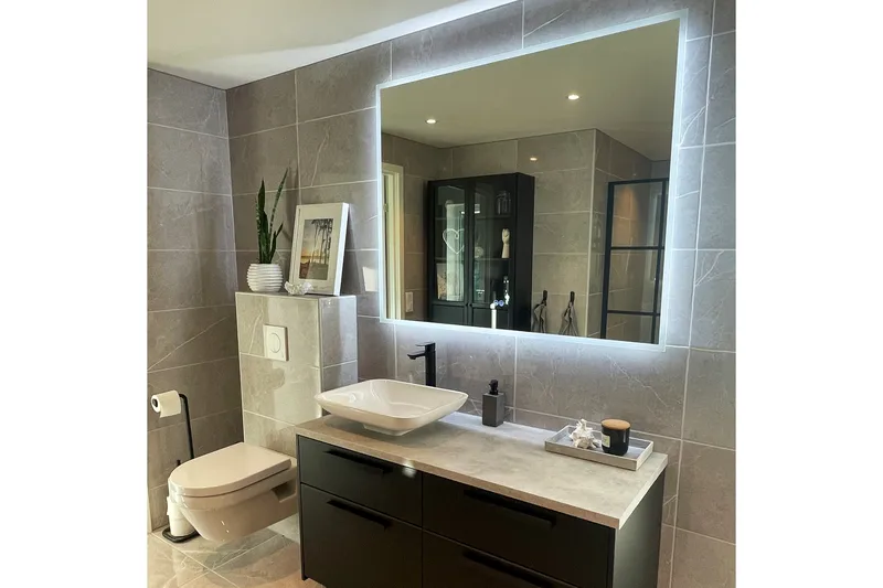 Badrumsspegel 120x100 cm med LED-belysning och anti-fog - Hus & renovering - Kök & bad - Badrum - Badrumsmöbler & badrumsinredning - Spegelskåp badrum