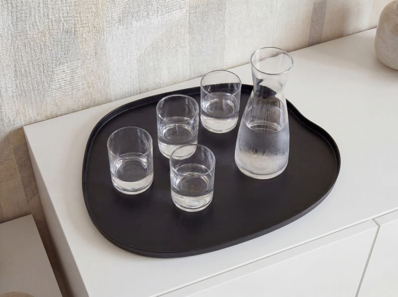 Ralven Dekorationsfat 35 cm i metall med organisk design - matt svart - Hushåll - Servering & Dukning - Brickor & fat