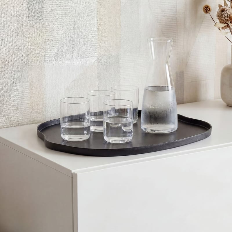 Ralven Dekorationsfat 35 cm i metall med organisk design - matt svart - Hushåll - Servering & Dukning - Brickor & fat