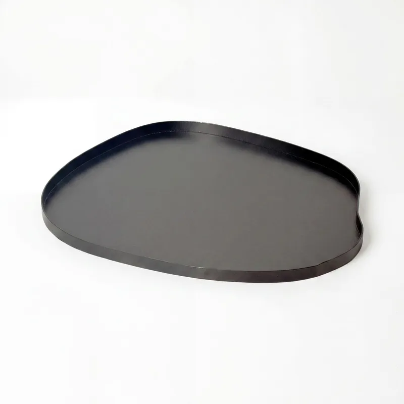 Ralven Dekorationsfat 50 cm i metall med organisk design, matt svart