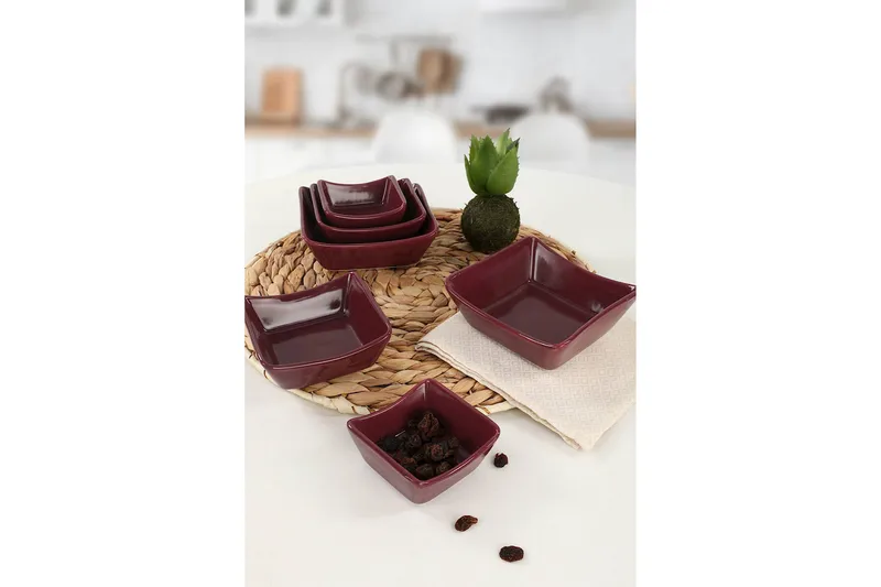 Assietter - Mörklila - Hushåll - Servering & Dukning - Tallrikar & skålar - Fyrkantiga tallrikar
