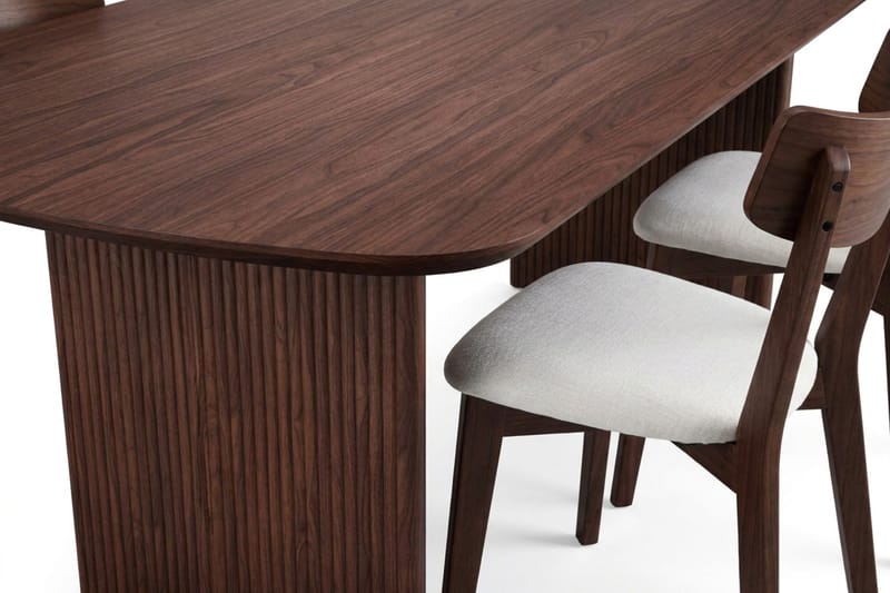 Alma Matgrupp 220 cm rektangulärt i Valnöt med 6 Amelia Matstolar med Dyna - Valnöt/Beige - Möbler - Bord & matgrupper - Matgrupper