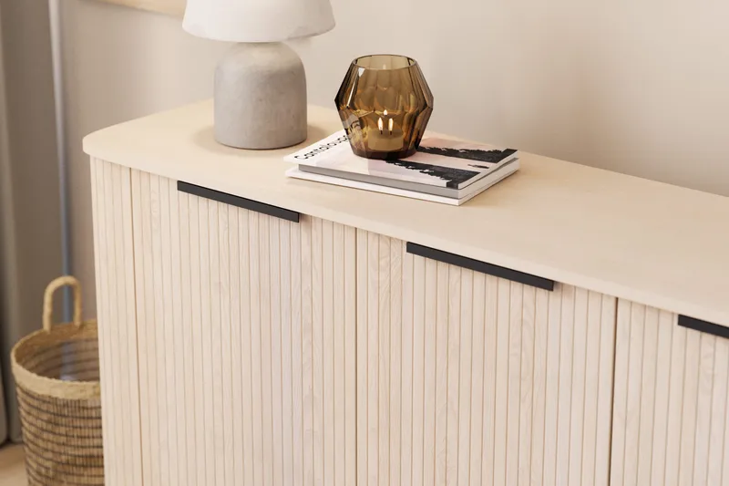 Kopparbo Ribbad Sideboard med Förvaring - Vitlaserad / Ljus Ek / Trä - Förvaring - Förvaringsmöbler - Sideboard & skänk