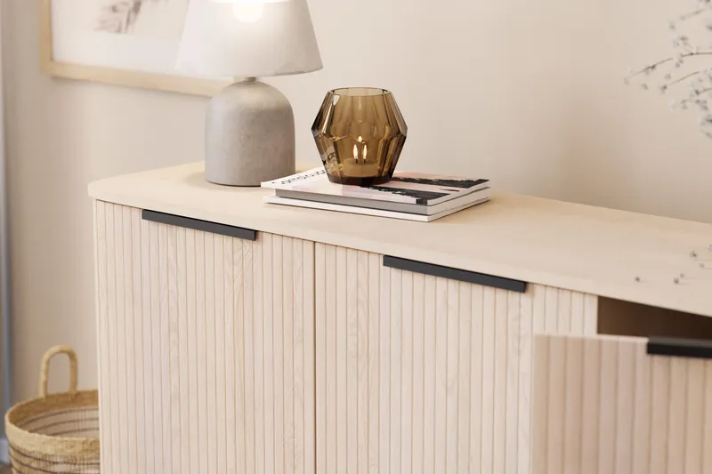 Kopparbo Sideboard Vitlaserad Ek - Ljust vitlaserat ekträ - Förvaring - Förvaringsmöbler - Sideboard & skänk