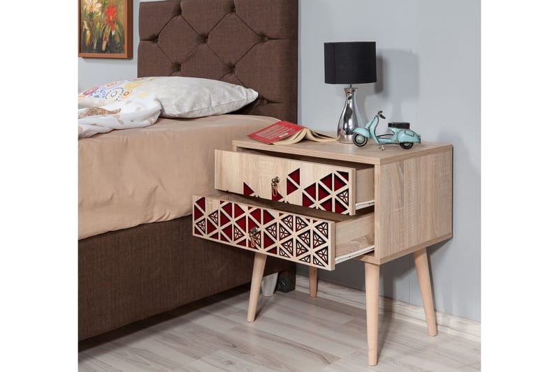 Brokind Sängbord 60 cm med Förvaring 2 Lådor Trianglar - Natur/Röd - Möbler - Bord & matgrupper - Avlastningsbord - Sängbord & nattduksbord