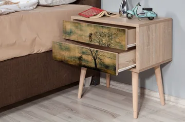 Vellavie Sängbord 60 cm med Förvaring 2 Lådor Trädsilhuett - Brun/Grön - Möbler - Bord & matgrupper - Avlastningsbord - Sängbord & nattduksbord