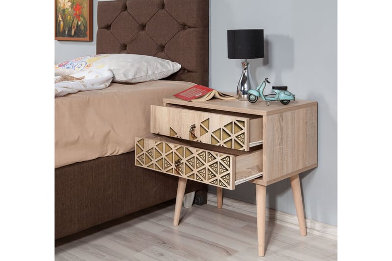 Vellavie Sängbord 60 cm med Förvaring 2 Lådor Trianglar - Brun/Ek - Möbler - Bord & matgrupper - Avlastningsbord - Sängbord & nattduksbord